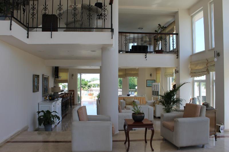 The Prince Inn Hotel & Villas Agios Georgios  Buitenkant foto