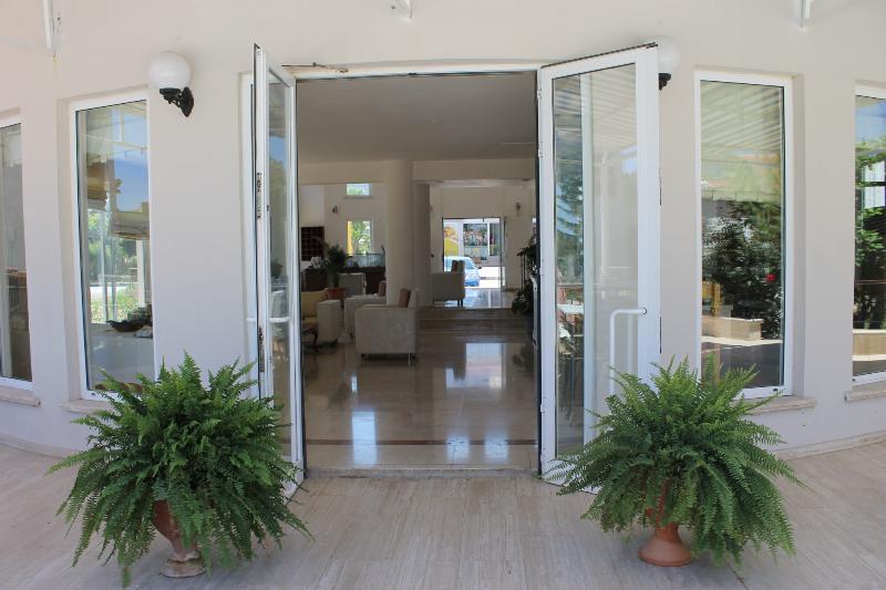 The Prince Inn Hotel & Villas Agios Georgios  Buitenkant foto